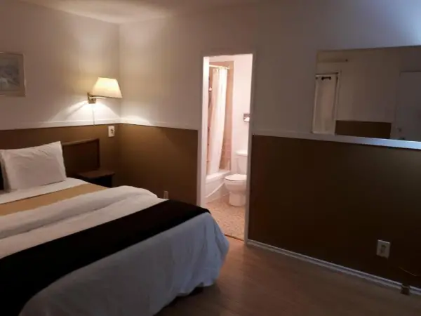 Falcon Nest Motel 5