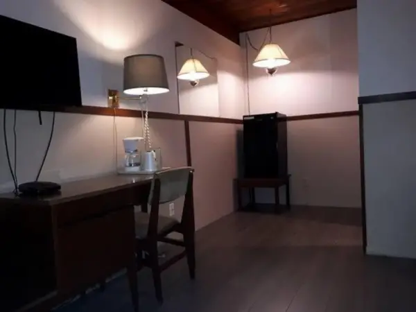 Falcon Nest Motel 9